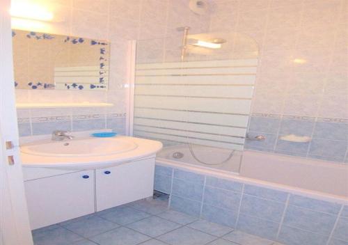 サリ・ソランザラにあるPALMERAIE 412- piscine en résidence-clim-wifiのバスルーム(シンク、シャワー、バスタブ付)