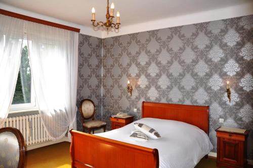 Postel nebo postele na pokoji v ubytování Hôtel-Restaurant A La Couronne