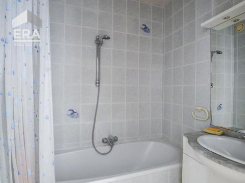 La salle de bains est pourvue d'une douche, d'une baignoire et d'un lavabo. dans l'établissement Jackylène, à Coxyde
