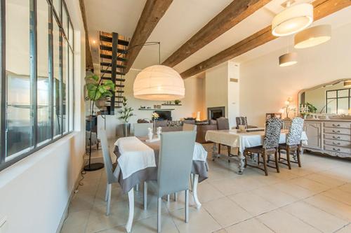comedor con mesa y sillas y cocina en Au Paradis Cathare, en Fraissé-des-Corbières
