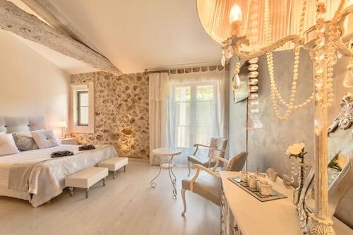 a bedroom with a bed and a table and chairs at Au Paradis Cathare in Fraissé-des-Corbières