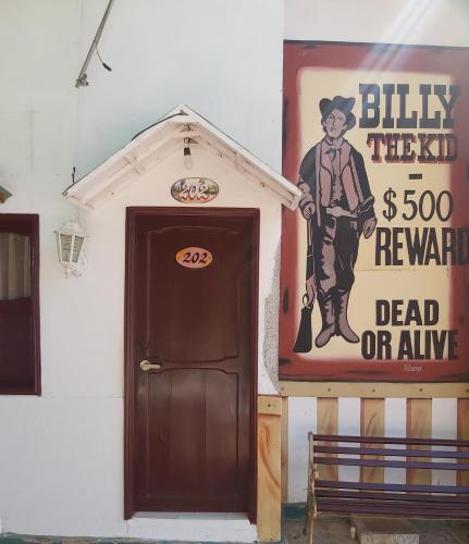 a sign on the side of a building next to a door at Eco-Hotel Villa Elina in Ríohacha
