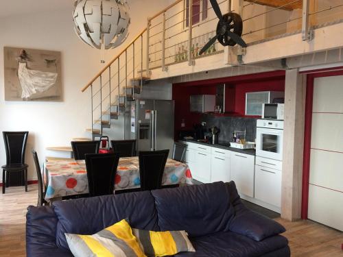a living room with a couch and a kitchen at Escale avec vue mer sur les quais de l’Ile d’Yeu in L'Ile d'Yeu