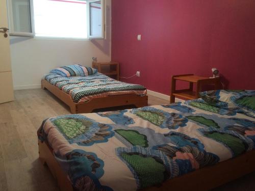 2 camas en una habitación con paredes rojas en Escale avec vue mer sur les quais de l’Ile d’Yeu, en Île d'Yeu