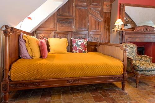 A bed or beds in a room at La Maison de Honfleur