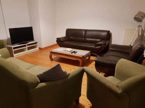 ein Wohnzimmer mit 2 Sofas und einem Couchtisch in der Unterkunft Appartement LA BOURSE in Brüssel