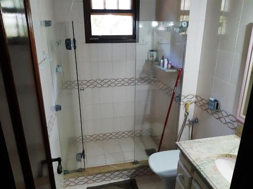 Ванная комната в Chalé em Mangaratiba - 5 min. da Praia e da Balsa.