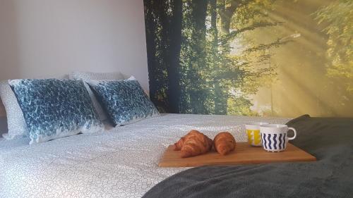 ein Tablett mit Croissants und Tassen auf dem Bett in der Unterkunft JH1 domek M&M Apartments in Altanka