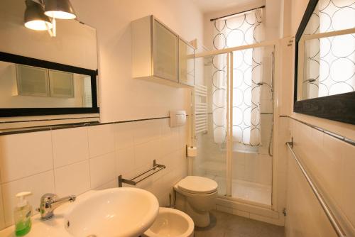 a bathroom with a sink and a toilet and a window at Appartamento 2 in centro a Roma in Rome