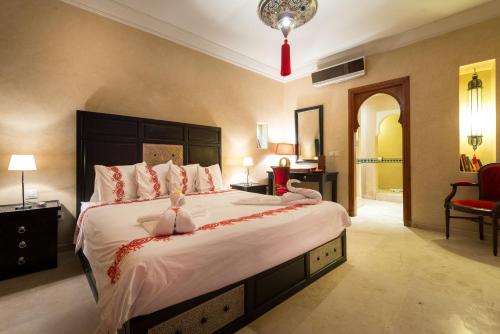 Una cama o camas en una habitación de Dar Sholmes