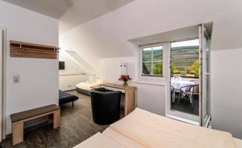 Zimmer mit einem Bett und einem Esszimmer mit einem Tisch in der Unterkunft Hotel Krone in Bingen am Rhein