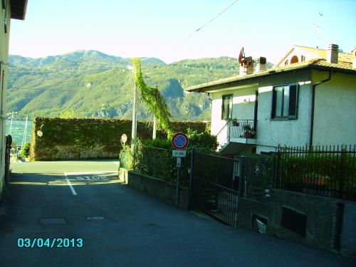 a house with a fence and a tennis court at Villa C&C in Lierna