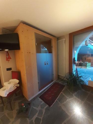ルーモにあるAgriroomのプールと大きなガラスドア付きの客室です。