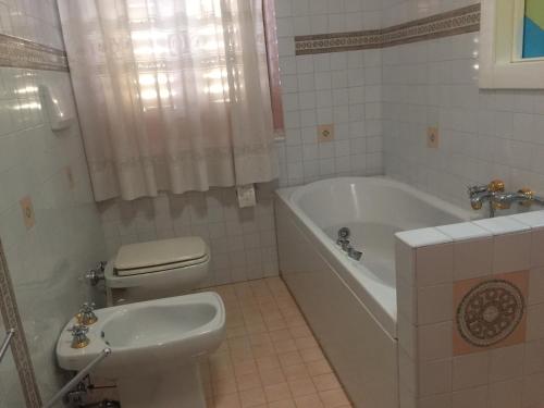 ein Badezimmer mit einem WC, einer Badewanne und einem Waschbecken in der Unterkunft Corso Roma Apartament in Manfredonia
