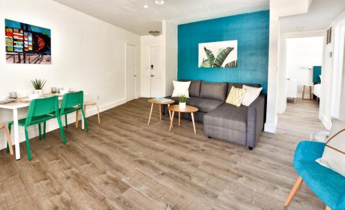 a living room with a couch and a table at Broadwaysuites Downtown By RocketStay in Miami