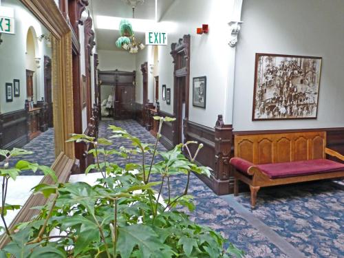 Ruang duduk di Victorian Inn