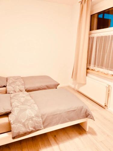 a bedroom with two beds and a window at Vivo Apartments Herne in Herne