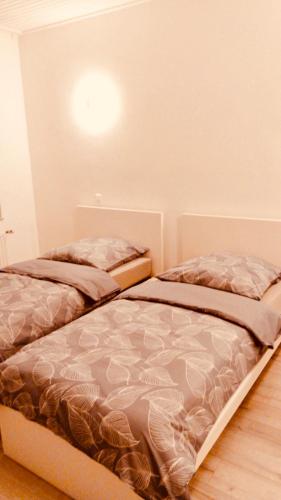two beds sitting next to each other in a bedroom at Vivo Apartments Herne in Herne