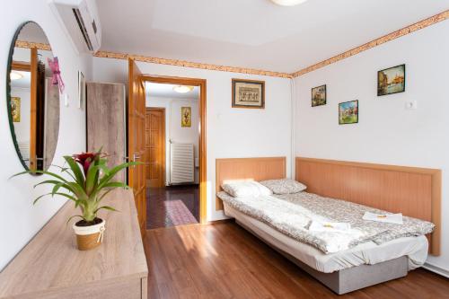 A bed or beds in a room at Tip-Top Apartman Ház