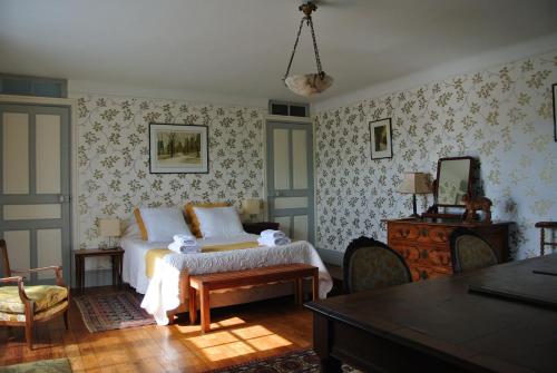 ユリューニュにあるErlande Baïtaのベッドルーム1室(ベッド1台、テーブル、椅子付)