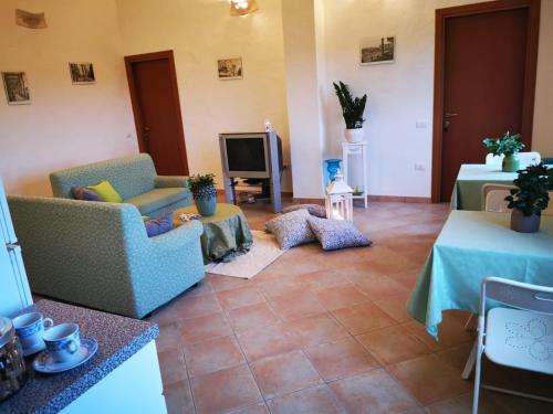 a living room with two chairs and a television at Casa Martina in Pula