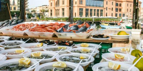 巴里Residenze Benedetto Croce的海港餐桌上展示海鲜