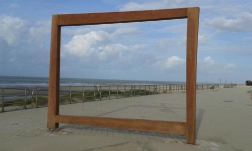 a mirror sitting on top of a beach at Zon, zee en ontspanning in Middelkerke