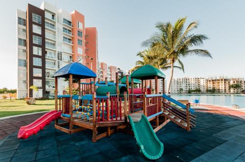 un parque infantil con toboganes en un parque junto al agua en Apartment in Cancun residential development, en Cancún