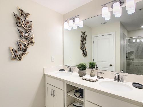 Koupelna v ubytování Lakeview Themed 2BR Condo with Waterpark Access