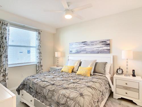 Postel nebo postele na pokoji v ubytování Lakeview Themed 2BR Condo with Waterpark Access