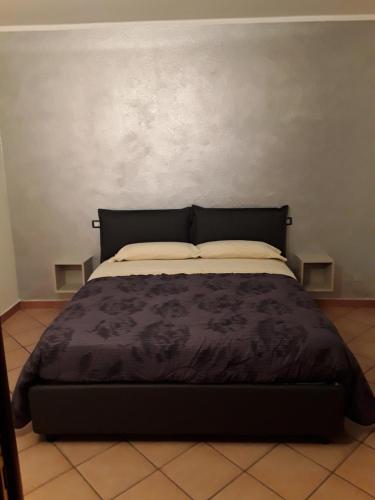 1 dormitorio con 1 cama con edredón negro en Casa vacanze Martina & Diana, en Aosta