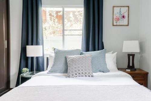 En eller flere senge i et værelse på Chiang Mai Jasmine Cottage