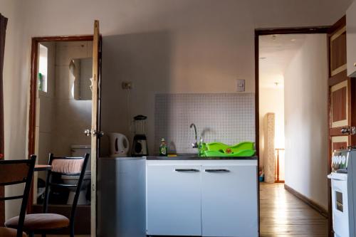 cocina con nevera blanca en una habitación en Nice studio in historic center with private bathroom and kitchen!, en Cusco