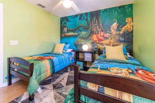 Lovely Disney Vacation House في أورلاندو: سريرين في غرفة مع لوحة على الحائط