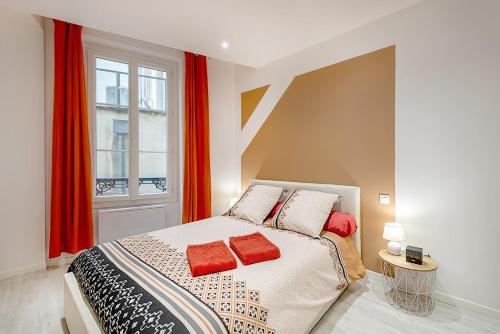 une chambre avec un lit avec des rideaux rouges et une fenêtre dans l'établissement CLIMATISATION-Hypercentre-PARKING-COSY CARNOT-AVIGNONSMILE, à Avignon