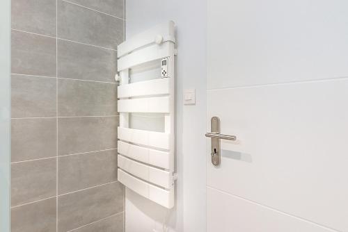 La salle de bains est pourvue d'une porte blanche et d'une douche. dans l'établissement CLIMATISATION-Hypercentre-PARKING-COSY CARNOT-AVIGNONSMILE, à Avignon