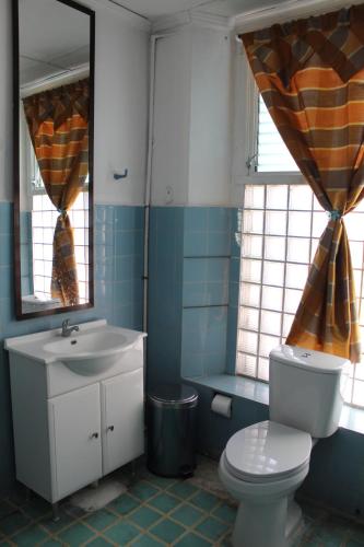 Un baño con inodoro, lavabo y bañera. en Hostal VELVET PLAZA, en Santa Ana