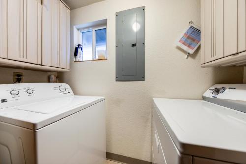 eine Waschküche mit einer Waschmaschine und einem Fenster in der Unterkunft The Best Little Beach House on the Oregon Coast! in Lincoln Beach