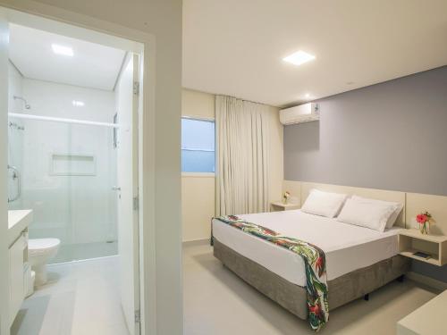 Un pat sau paturi într-o cameră la Valinhos Plaza Hotel