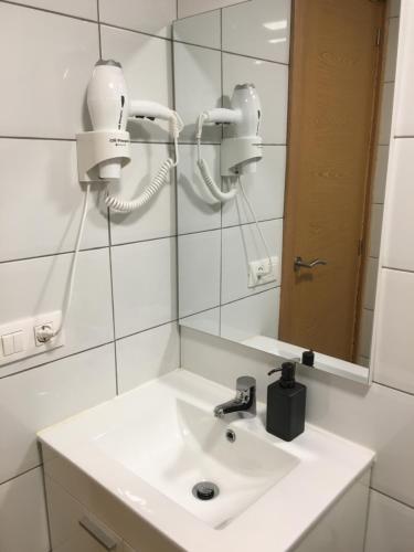 un baño con lavabo y espejo en Cathedral Studio, en Las Palmas de Gran Canaria