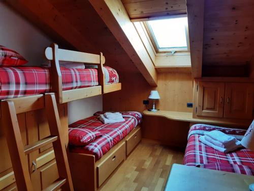 - une chambre avec 2 lits superposés dans une cabine dans l'établissement Mansarda Combo, à Bormio
