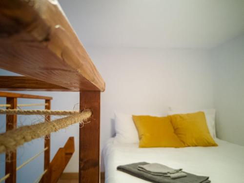 Un dormitorio con una cama con almohadas amarillas. en Cathedral Studio, en Las Palmas de Gran Canaria