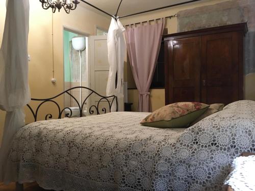 a bedroom with a bed with a wooden headboard at Villa Della Stua in Cormòns