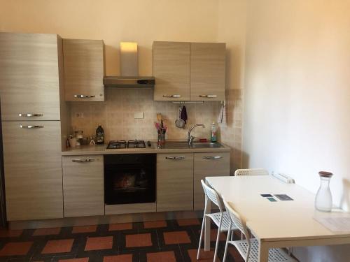 ローマにあるSt. John Apartmentのキッチン(木製キャビネット、暖炉付きテーブル付)