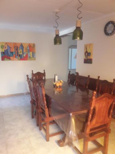 jadalnia ze stołem i krzesłami w obiekcie Aguilar House Hostel B&B w mieście El Calafate