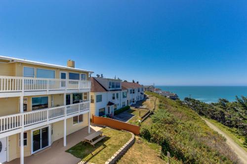 a row of houses with the ocean in the background at Sandstone Point Hotel in Lincoln City