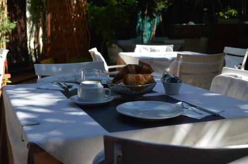 einen Tisch mit einem Teller Essen und einer Schüssel Brot in der Unterkunft Hotel Locanda Salieri in Venedig
