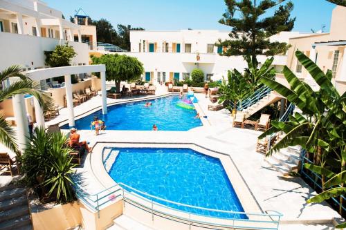 A piscina localizada em Forum Suites ou nos arredores