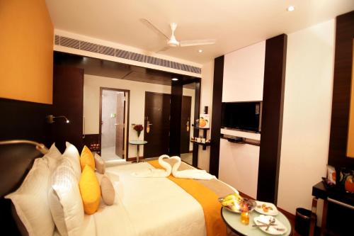 Rúm í herbergi á Astoria Hotels Madurai