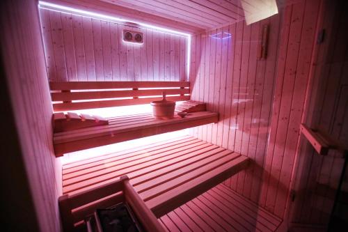 a small sauna with a pot sitting on a shelf at Luna Federiciana Luxury Room & Spa in Altamura